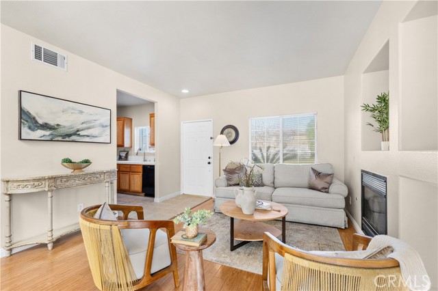 Detail Gallery Image 8 of 39 For 7050 Dinwiddie, Downey,  CA 90241 - 3 Beds | 3 Baths