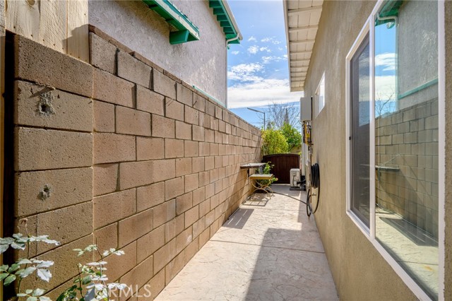 13988 Raven Street, Sylmar CA: https://media.crmls.org/medias/31576736-92d2-4116-8e30-d5af298630d1.jpg