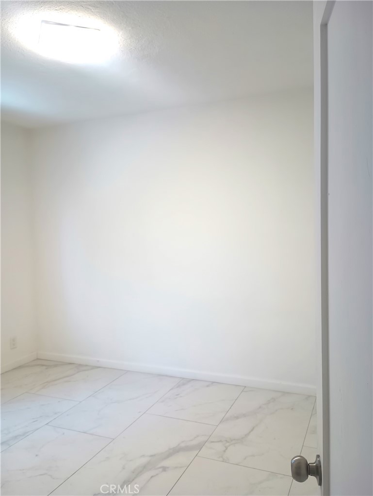 https://media.crmls.org/medias/31582ad4-0e0d-4a8f-a76c-dabf0d41e577.jpg?preset=X-Large