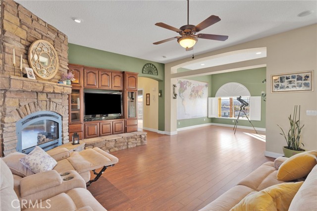 Detail Gallery Image 8 of 39 For 13519 Sunset, Apple Valley,  CA 92308 - 4 Beds | 3 Baths