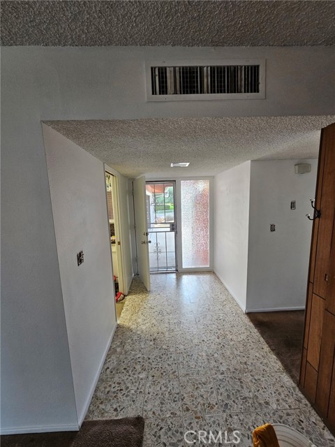 Detail Gallery Image 6 of 16 For 14185 Burning Tree, Victorville,  CA 92395 - 3 Beds | 2 Baths