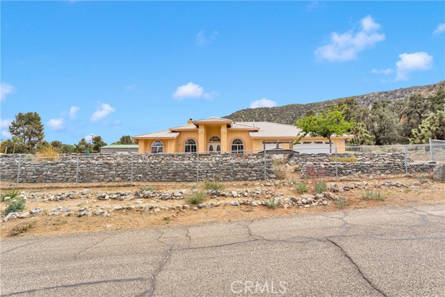 1679 Desert Front Road, Wrightwood CA: https://media.crmls.org/medias/315bcd92-92a2-4f67-8afe-a16090678841.jpg