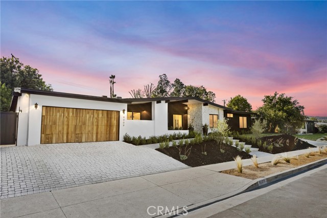 Detail Gallery Image 7 of 37 For 6009 Neddy Ave, Woodland Hills,  CA 91367 - 5 Beds | 3 Baths