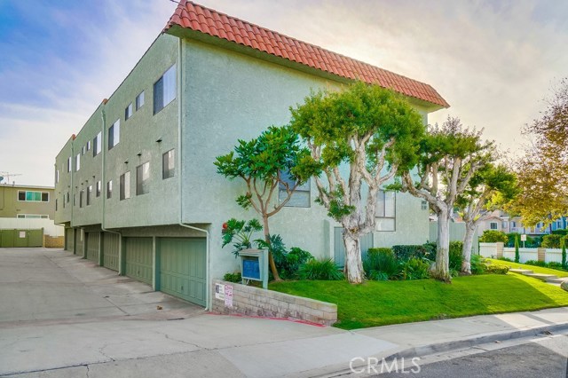 1832 Rockefeller Lane, Redondo Beach, California 90278, 2 Bedrooms Bedrooms, ,2 BathroomsBathrooms,Residential,Sold,Rockefeller,SB17272188