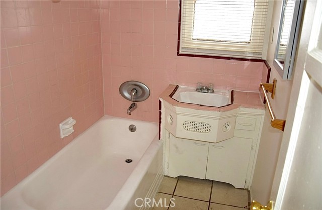 Detail Gallery Image 10 of 16 For 1945 W Vernon, Los Angeles,  CA 90062 - 5 Beds | 4 Baths