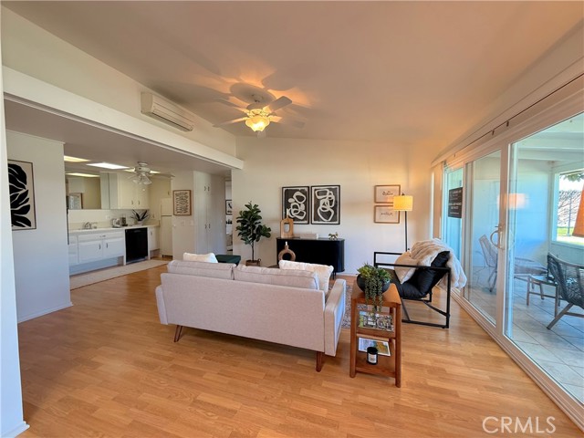 Detail Gallery Image 4 of 19 For 13500 Wentworth Ln 121j,  Seal Beach,  CA 90740 - 2 Beds | 1 Baths