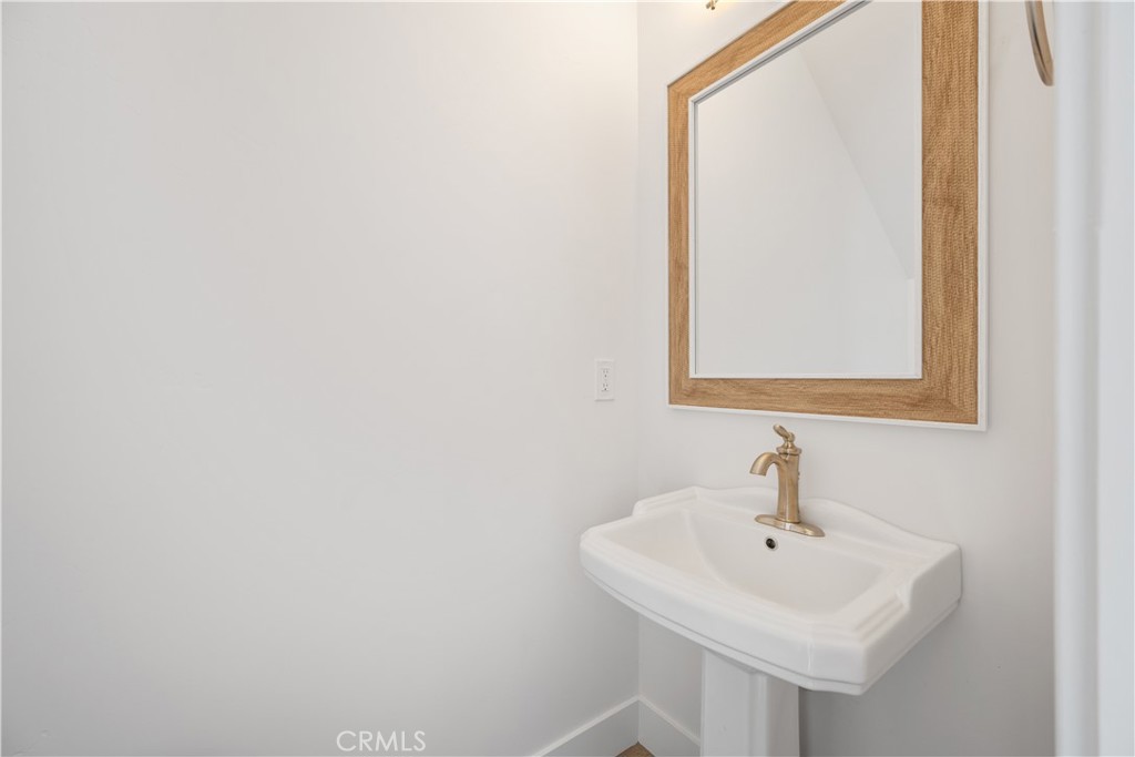 https://media.crmls.org/medias/316230fe-573b-46f4-8590-840bcdca7741.jpg?preset=X-Large