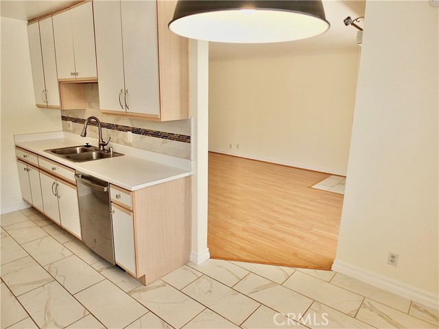 121 Sinclair Avenue, Glendale CA: https://media.crmls.org/medias/3165878a-fca3-473e-aadb-b1919adfd84f.jpg