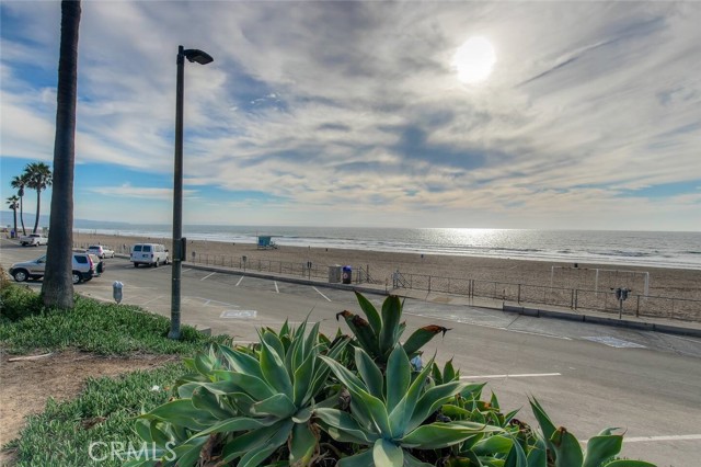 200 Moonstone Street, Manhattan Beach CA: https://media.crmls.org/medias/3165ab09-be25-49d9-a7f5-f3ddf6af3da7.jpg