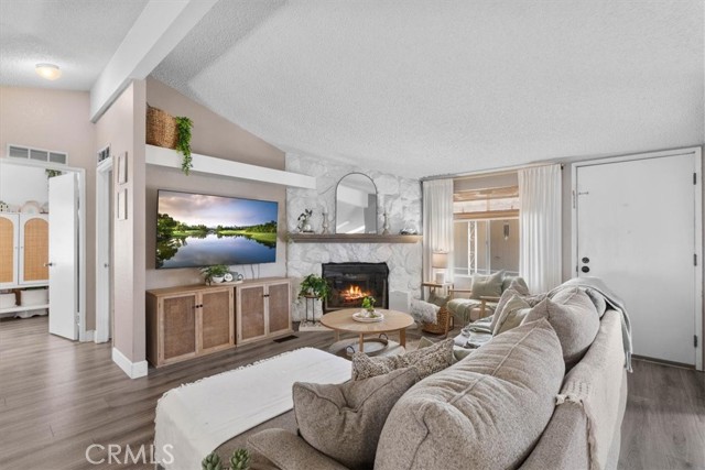 Detail Gallery Image 2 of 30 For 1721 E Colton Ave #103,  Redlands,  CA 92374 - 3 Beds | 2 Baths