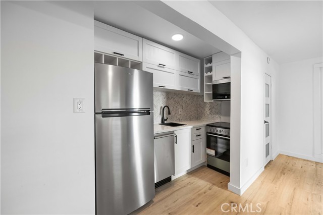 Detail Gallery Image 6 of 22 For 1303 N Beverly Glen Bld, Los Angeles,  CA 90077 - 1 Beds | 1/1 Baths