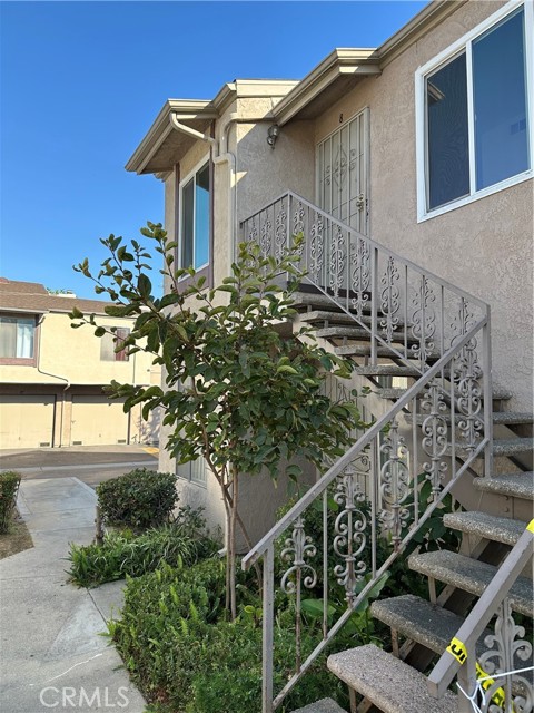 Detail Gallery Image 1 of 37 For 5500 Dobbs St #8,  Los Angeles,  CA 90032 - 2 Beds | 1 Baths