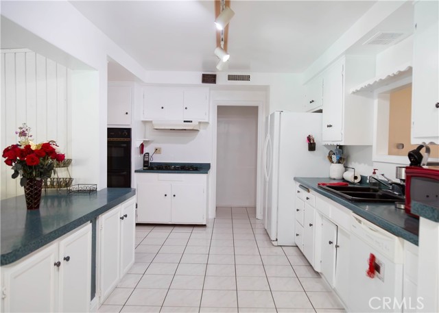 Detail Gallery Image 3 of 10 For 8554 Owensmouth Ave, Canoga Park,  CA 91304 - 3 Beds | 2 Baths