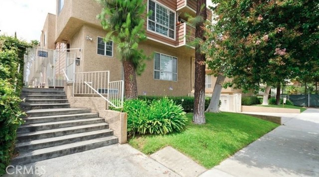 Detail Gallery Image 3 of 35 For 7319 Hazeltine Ave #19,  Van Nuys,  CA 91405 - 3 Beds | 2/1 Baths
