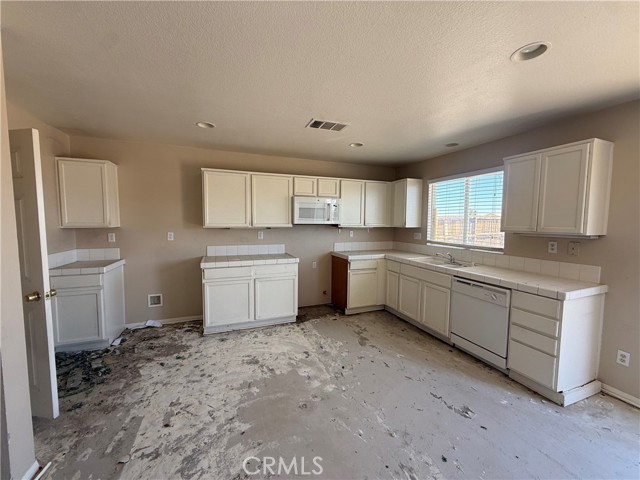 Detail Gallery Image 13 of 50 For 14577 Crossing, Victorville,  CA 92394 - 3 Beds | 2/1 Baths