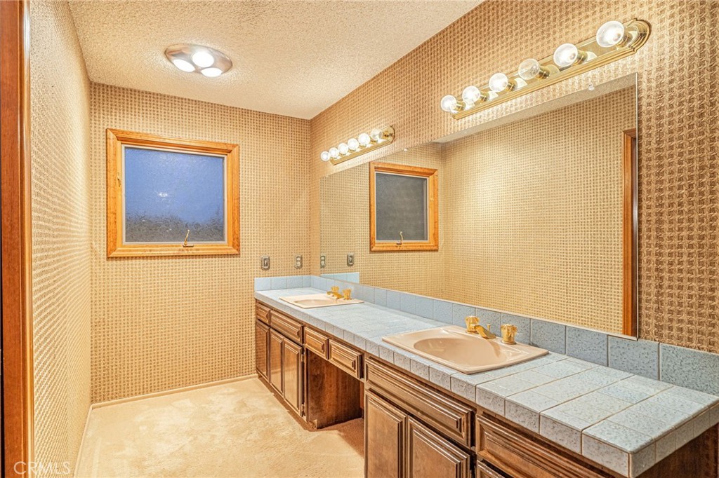 https://media.crmls.org/medias/317aa919-e4bd-4b81-a257-eb387aa12637.jpg?preset=X-Large