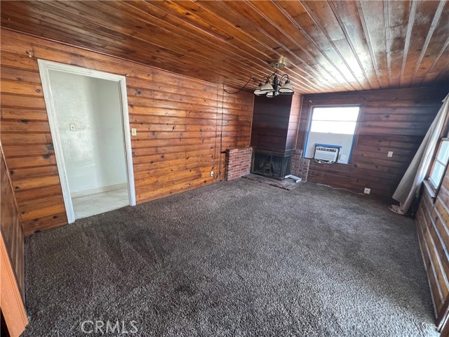 Living room w/ fireplace