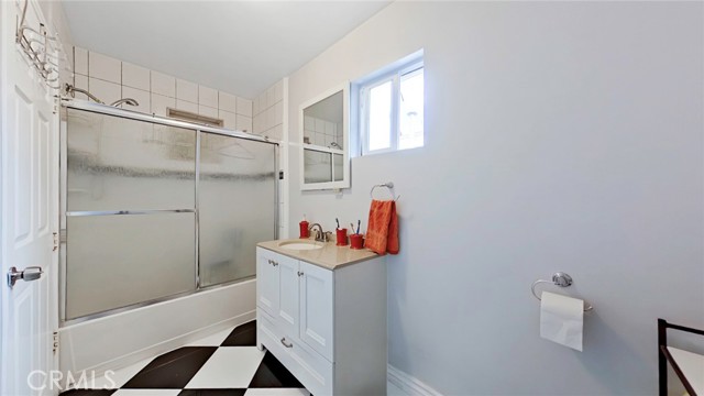 5633 Denny photo 36