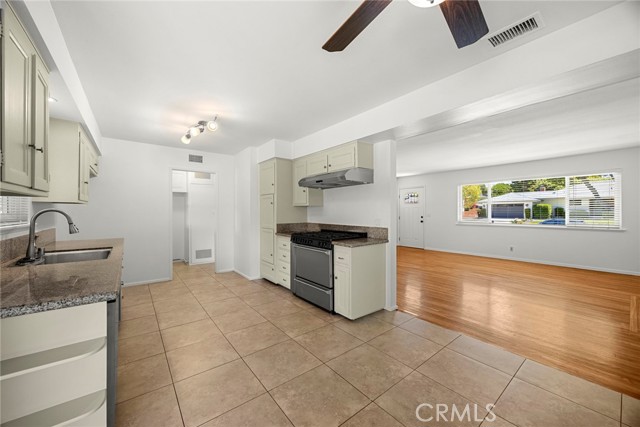 2825 Woodbine Avenue, Fullerton CA: https://media.crmls.org/medias/3182d4e5-aa50-4a90-a04d-dd63bf294181.jpg