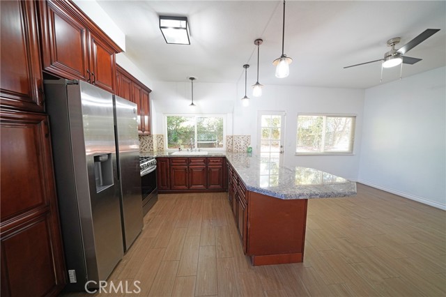 28321 Evergreen Lane, Saugus CA: https://media.crmls.org/medias/3183b4a5-4ee5-40f8-9d83-90e4970e8610.jpg