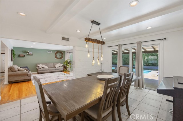 Detail Gallery Image 16 of 28 For 23818 Oxnard St, Woodland Hills,  CA 91367 - 3 Beds | 3 Baths