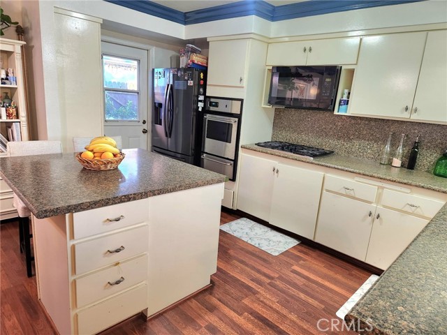 Detail Gallery Image 6 of 71 For 19755 Steinway St, Canyon Country,  CA 91351 - 3 Beds | 2 Baths