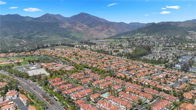 8 Geranium, Rancho Santa Margarita CA: https://media.crmls.org/medias/318fc072-279f-463b-94f5-dbdca18a8fcc.jpg