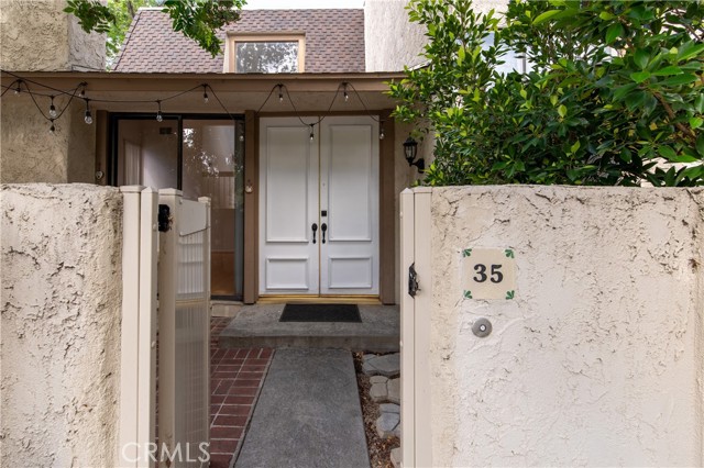 Detail Gallery Image 2 of 33 For 6121 Shoup #35,  Woodland Hills,  CA 91367 - 1 Beds | 2 Baths