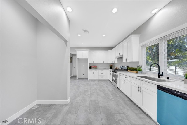 Detail Gallery Image 14 of 48 For 404 E Kingsley Ave, Pomona,  CA 91767 - 5 Beds | 3 Baths