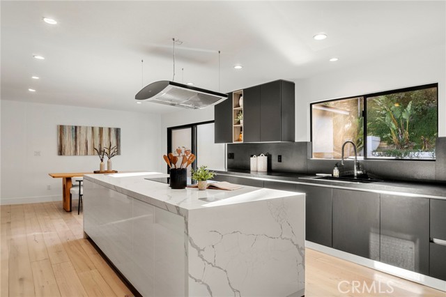 5265 Del Moreno Drive, Woodland Hills CA: https://media.crmls.org/medias/3195f8a0-6d71-4537-8844-78f419864ac5.jpg