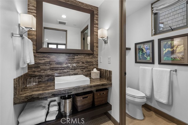 8 Beacon Bay, Newport Beach CA: https://media.crmls.org/medias/31970f6b-3c47-409e-9adf-32055464a4c0.jpg