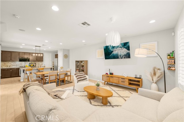 7169 Logsdon Drive, Eastvale CA: https://media.crmls.org/medias/3198abff-7da2-4c30-8367-e86c586a2d7e.jpg