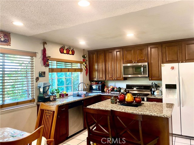 Detail Gallery Image 4 of 12 For 1949 S Palm Pl, Ontario,  CA 91762 - 3 Beds | 2 Baths