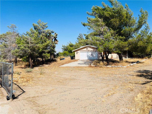 Detail Gallery Image 3 of 38 For 10335 Columbine Rd, Oak Hills,  CA 92344 - 6 Beds | 3 Baths