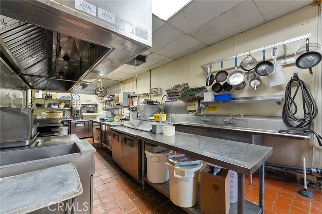 320 W Foothill Blvd, Upland CA: https://media.crmls.org/medias/31a28962-2b16-4132-969c-4137e482d146.jpg