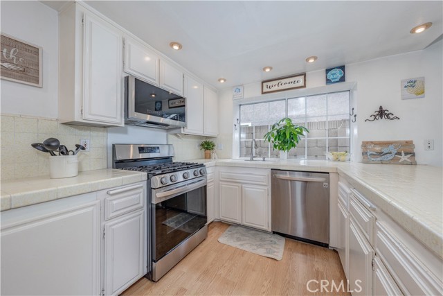 Detail Gallery Image 11 of 43 For 18250 Devonwood Cir, Fountain Valley,  CA 92708 - 3 Beds | 2 Baths