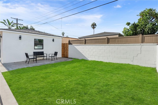 3945 S Norton Avenue, Los Angeles CA: https://media.crmls.org/medias/31a6a5f0-e3f8-4276-9b48-1b29472e09c3.jpg