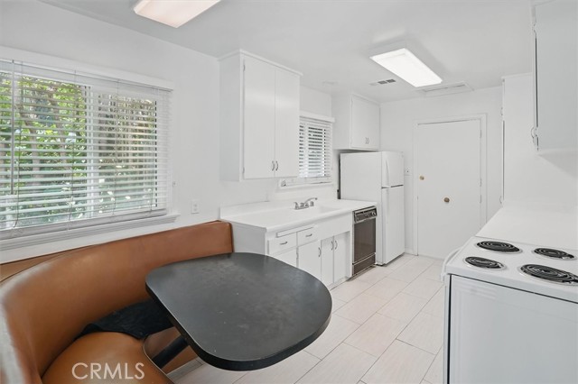 3288 Velma Drive, Los Angeles CA: https://media.crmls.org/medias/31adb544-3556-4047-9ca2-fc13cd63d8c4.jpg