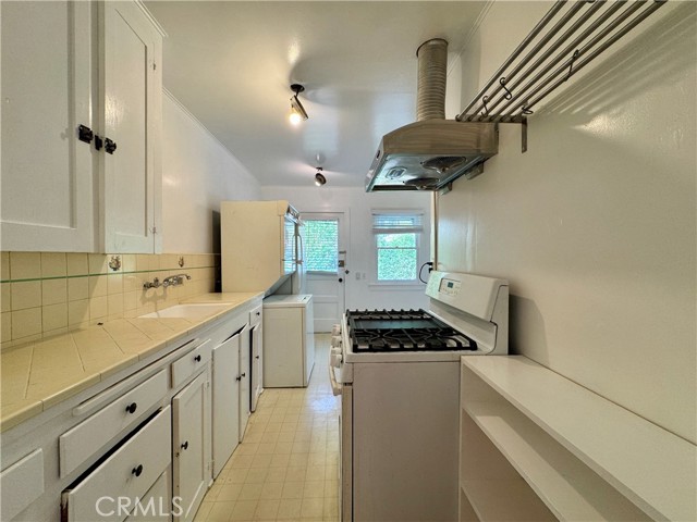 Detail Gallery Image 3 of 10 For 1714 Gillette Crescent #C,  South Pasadena,  CA 91030 - 1 Beds | 1 Baths