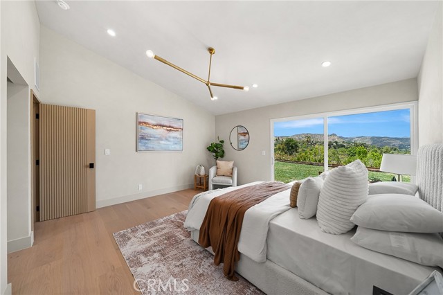 24153 Califa Street, Woodland Hills CA: https://media.crmls.org/medias/31af8679-b9c0-4ba2-907f-fc6efd11eb98.jpg