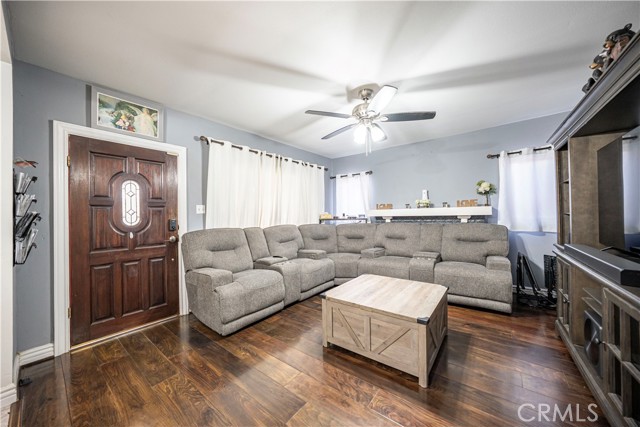 765 E 52nd Place, Los Angeles CA: https://media.crmls.org/medias/31afb5c4-99fa-4c14-9477-acca4df1b2d3.jpg