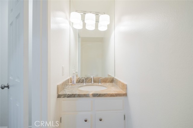 Detail Gallery Image 13 of 28 For 9700 via Roma, Burbank,  CA 91504 - 3 Beds | 2/1 Baths