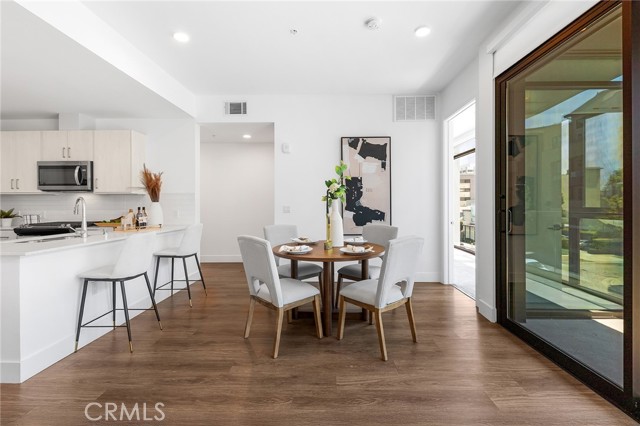 709 E Walnut Street, Pasadena CA: https://media.crmls.org/medias/31b19139-321a-430c-87f9-21a20ae29a5c.jpg