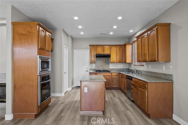 Detail Gallery Image 14 of 41 For 2455 Delicious Ln, Palmdale,  CA 93551 - 4 Beds | 3 Baths