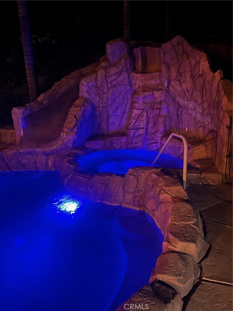 https://media.crmls.org/medias/31b85c19-a261-49e8-b9d9-a4709ff8bcd7.jpg?preset=X-Large