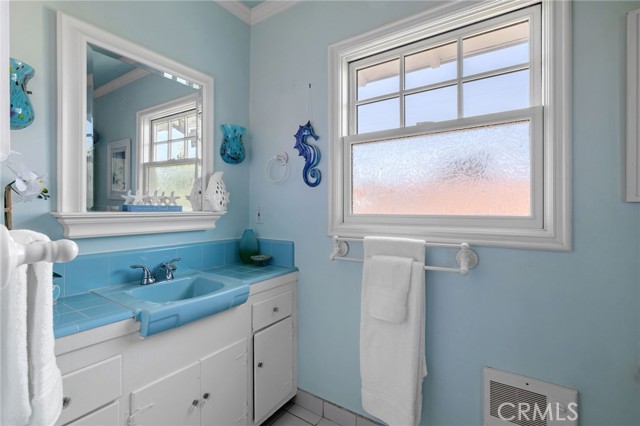 Full bath in hallway between secondary bedrooms.