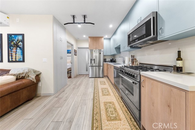 Detail Gallery Image 6 of 13 For 18748 1/2 Collins St, Tarzana,  CA 91356 - 1 Beds | 1 Baths