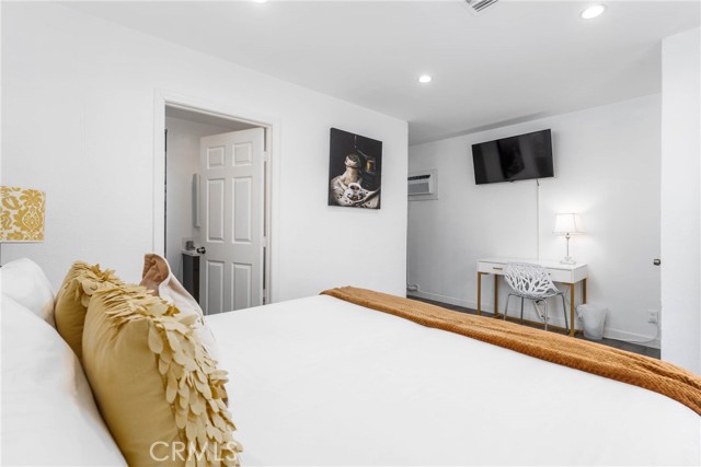 Detail Gallery Image 22 of 60 For 14027 Wyandotte St, Van Nuys,  CA 91405 - 4 Beds | 4 Baths