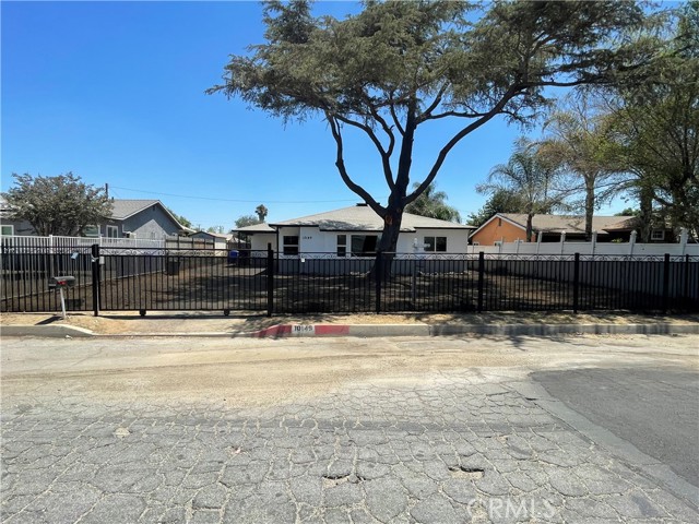 10149 Oleander Avenue, Fontana CA: https://media.crmls.org/medias/31c35b22-8adc-419f-9e37-9f7627117f46.jpg