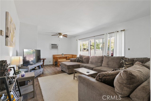 Detail Gallery Image 6 of 7 For 13616 Cornuta Ave, Bellflower,  CA 90706 - 4 Beds | 1/1 Baths